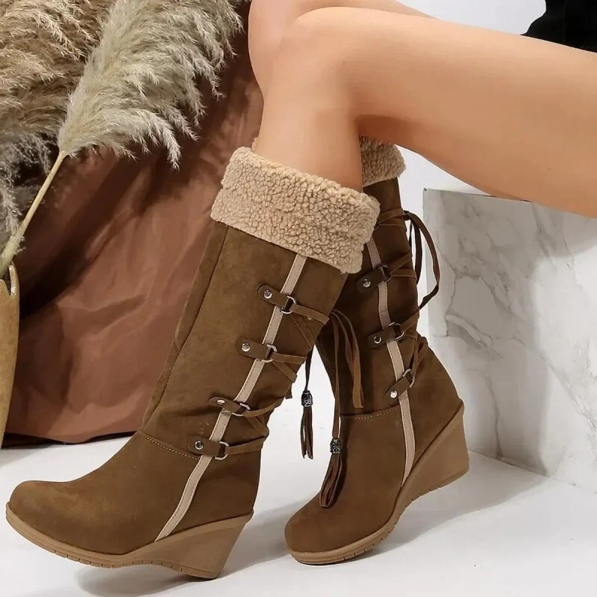 2024 Moda Inverno Stivali moderni Metà polpaccio Allacciatura etnica Punta rotonda Tacchi alti Tacchi inclinati Stivali da donna