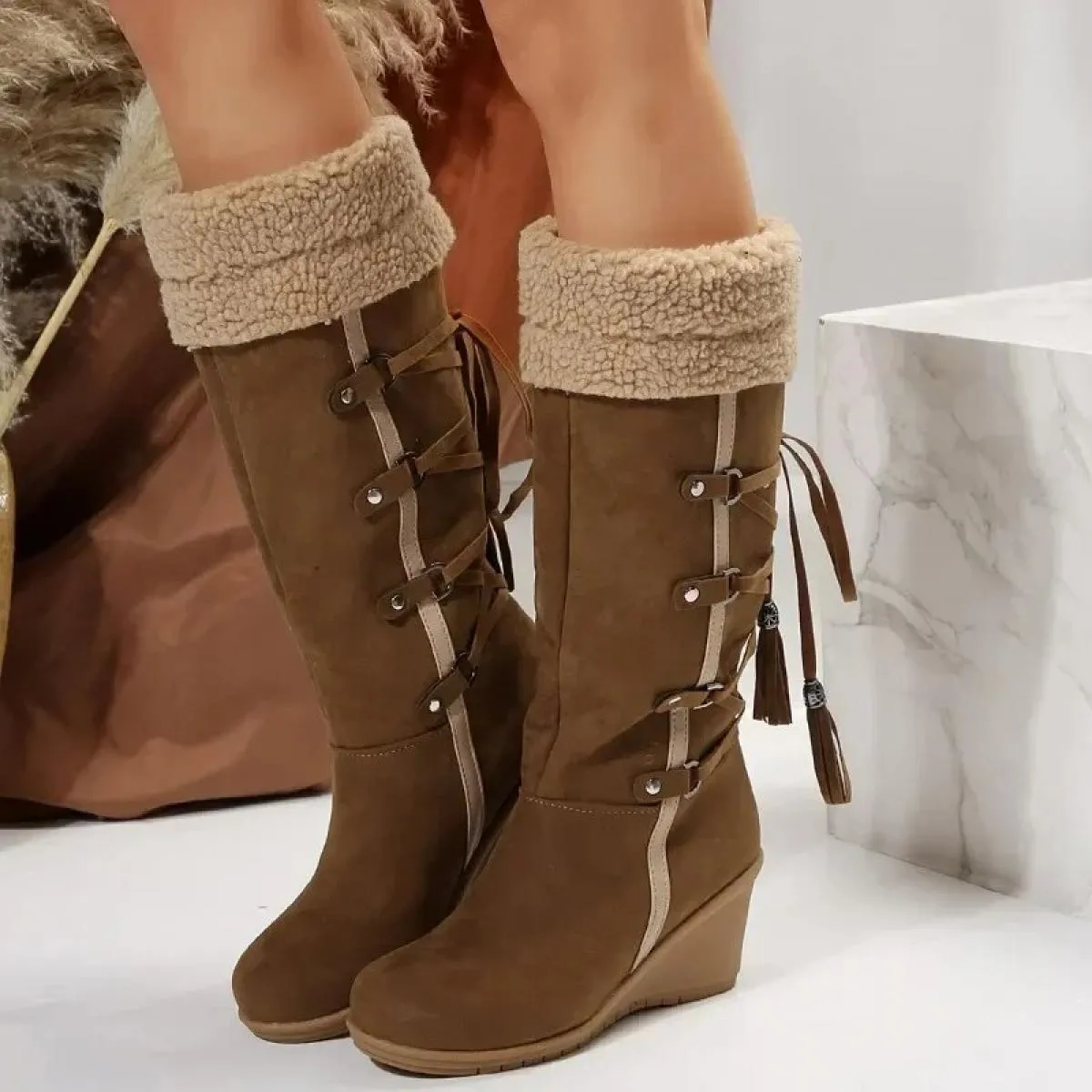 2024 Moda Inverno Stivali moderni Metà polpaccio Allacciatura etnica Punta rotonda Tacchi alti Tacchi inclinati Stivali da donna