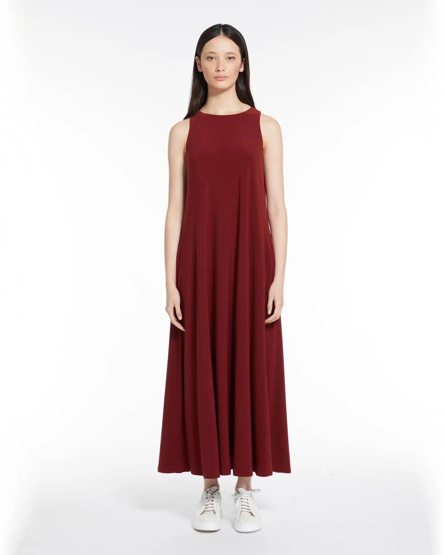 Abito lungo bordeaux senza maniche in tessuto stretch dalla linea svasata al fondo