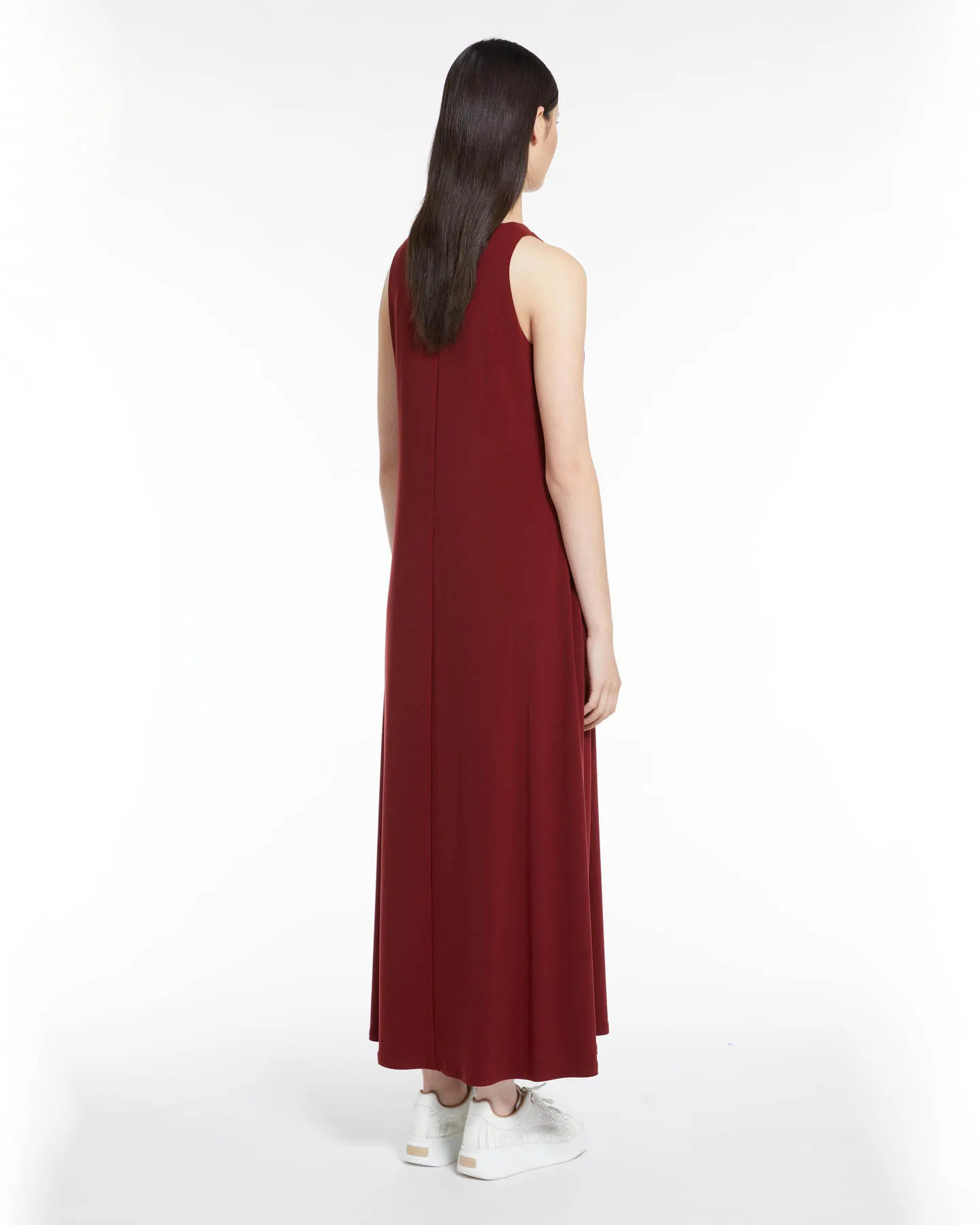 Abito lungo bordeaux senza maniche in tessuto stretch dalla linea svasata al fondo