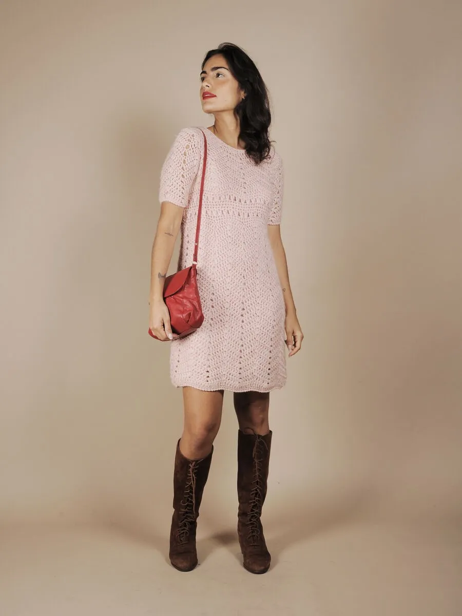 Abito sartoriale rosa in maglia di lana traforata anni 70