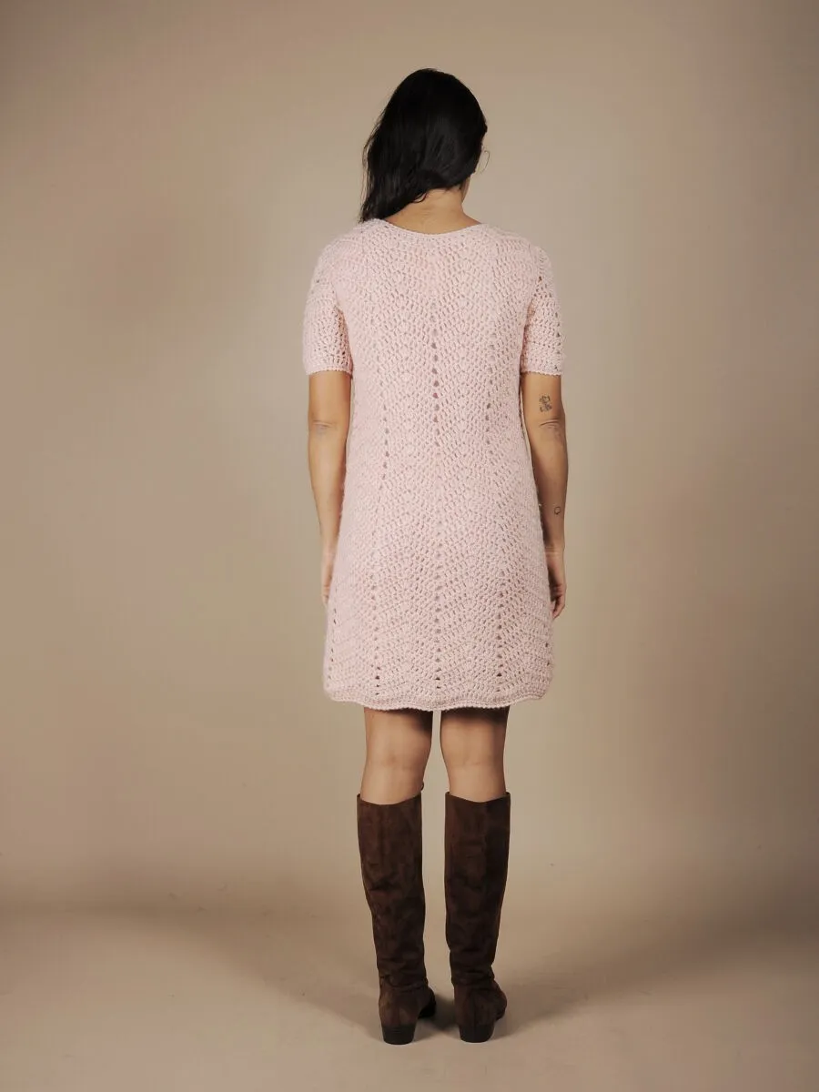 Abito sartoriale rosa in maglia di lana traforata anni 70