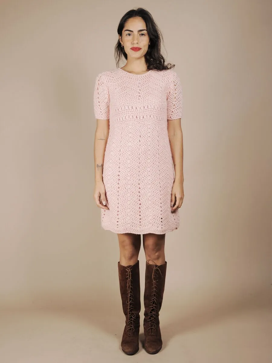 Abito sartoriale rosa in maglia di lana traforata anni 70
