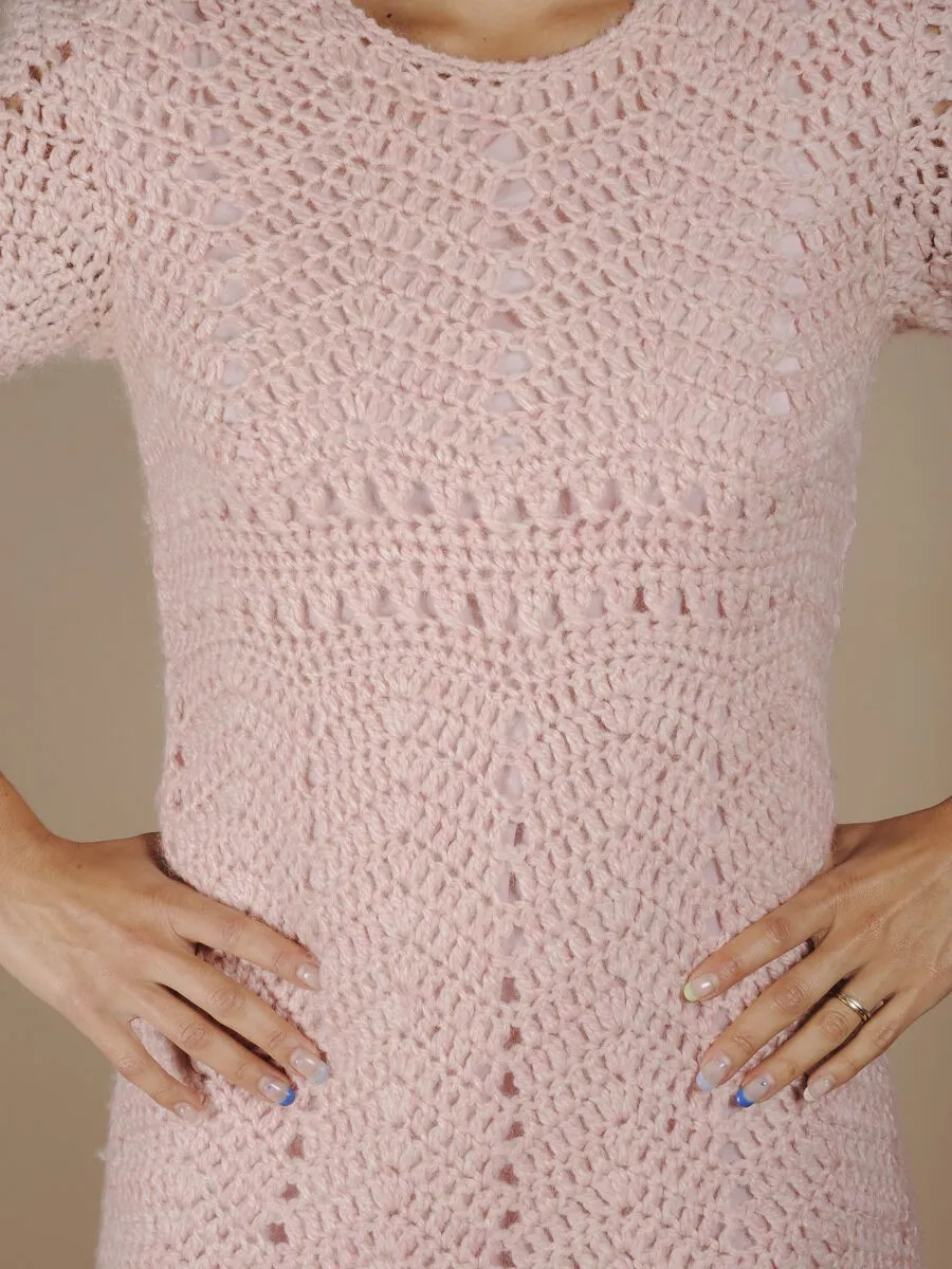 Abito sartoriale rosa in maglia di lana traforata anni 70