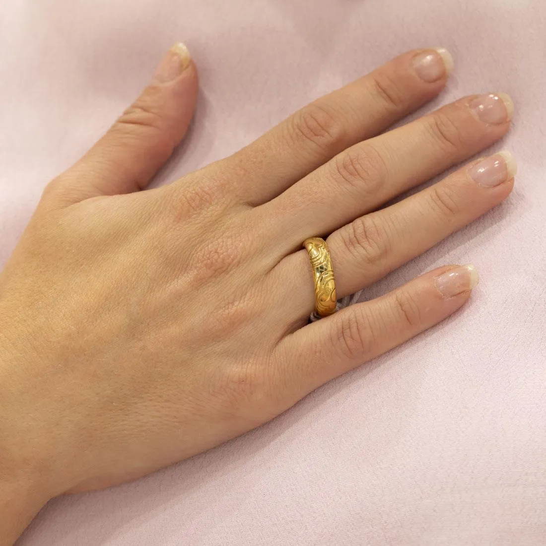 Anello in oro giallo con fiori