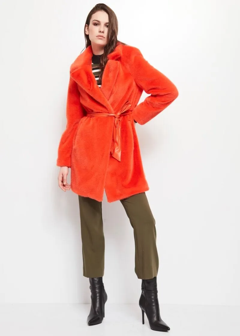 Cappotto in pelliccia sintetica con cintura