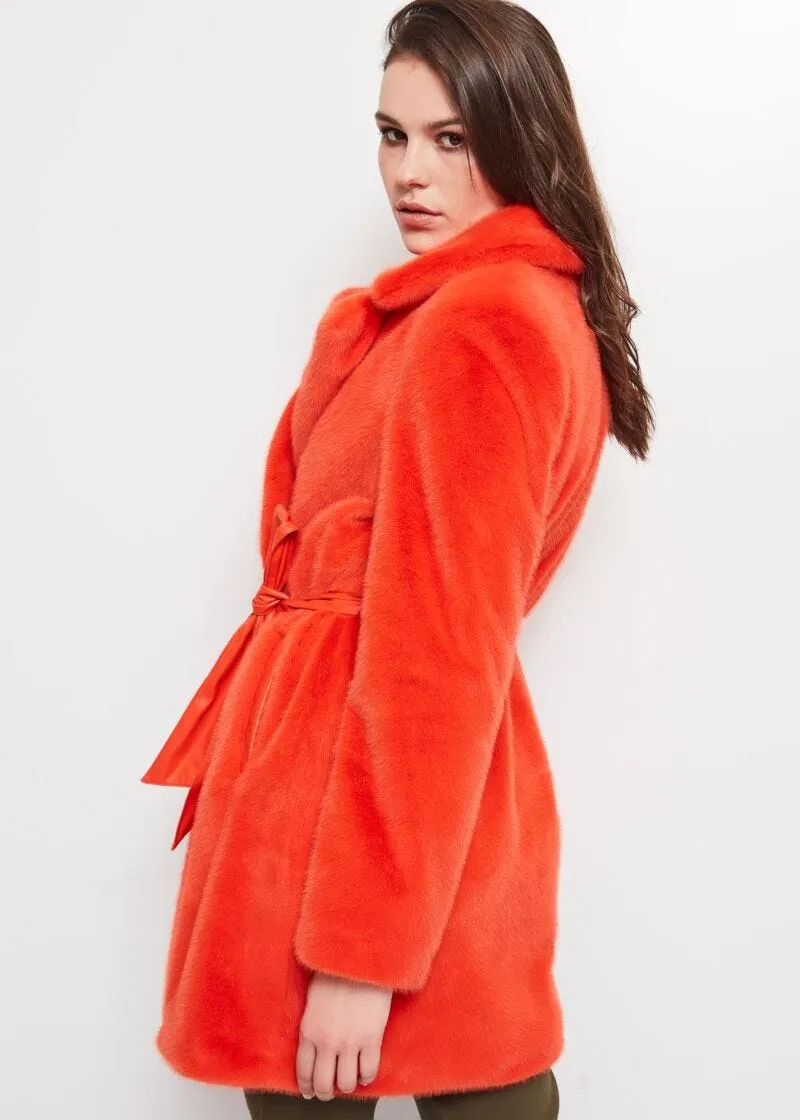 Cappotto in pelliccia sintetica con cintura