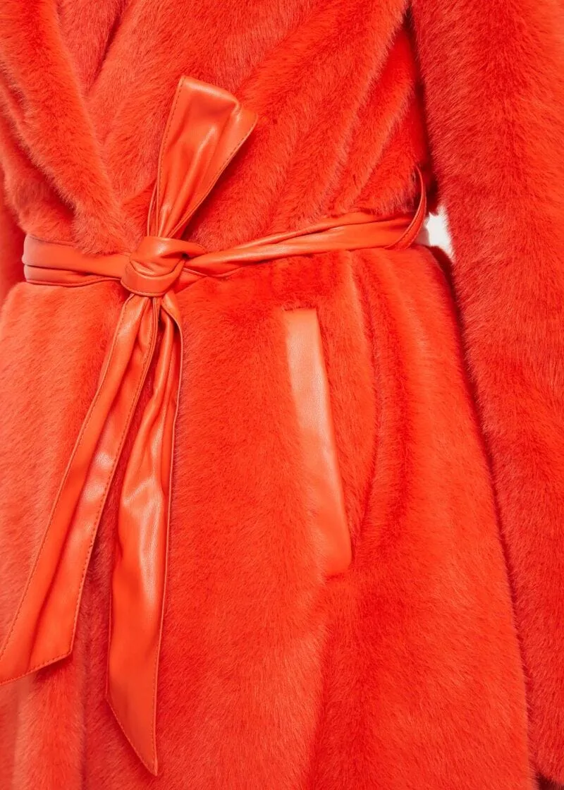 Cappotto in pelliccia sintetica con cintura