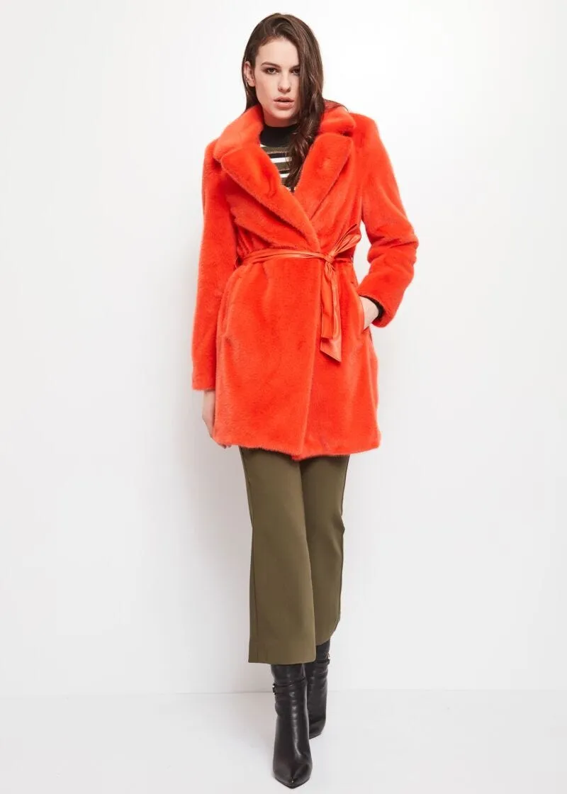 Cappotto in pelliccia sintetica con cintura
