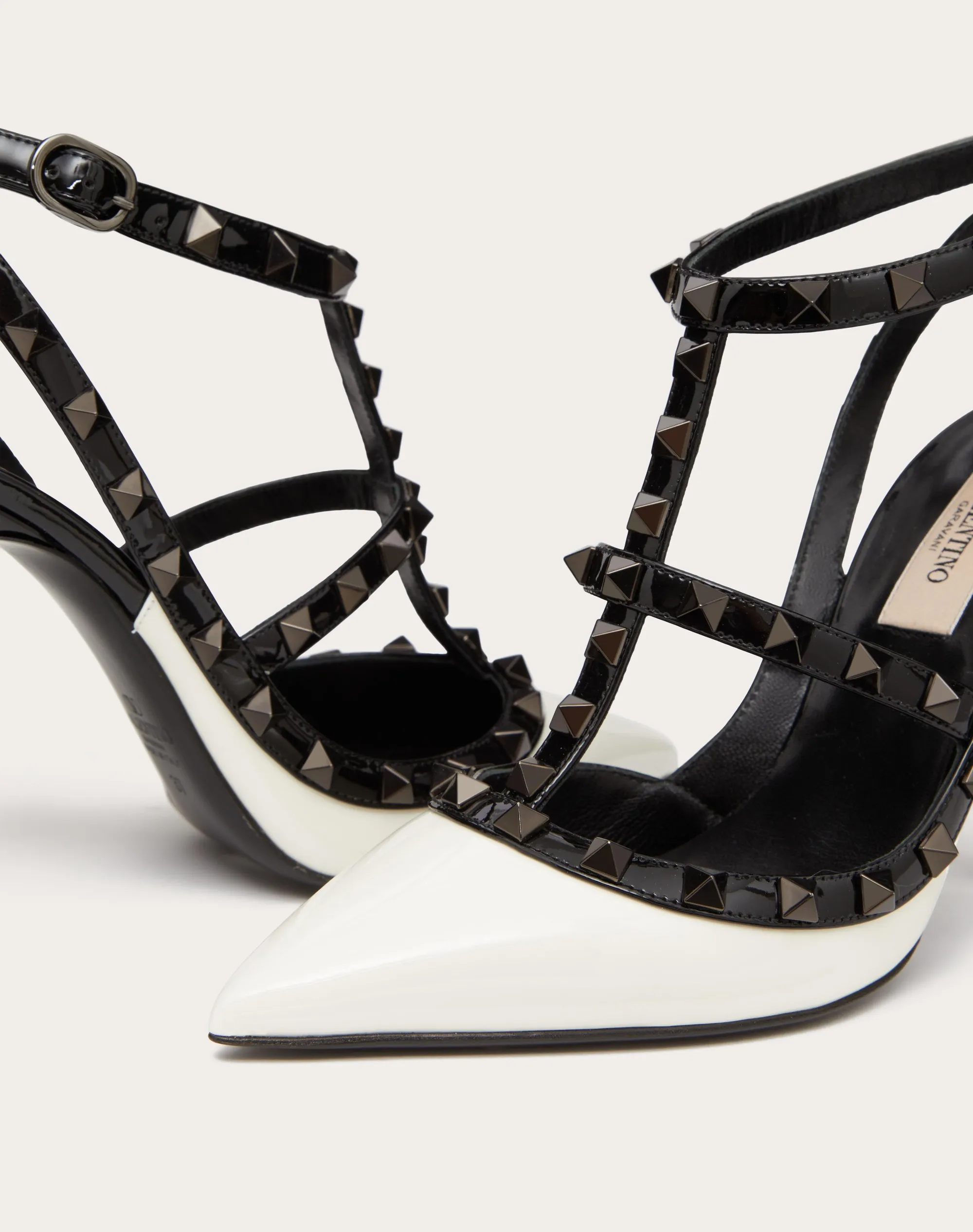 DÉCOLLETÉ ROCKSTUD IN VERNICE BICOLORE CON CINTURINI E BORCHIE IN TONO 100MM