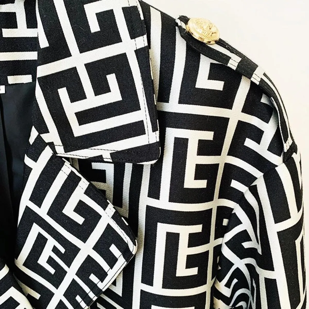 High Street Novità Autunno Inverno 2022 Designer Donna Bottoni Leone Monogramma geometrico Jacquard Trench con cintura Soprabito