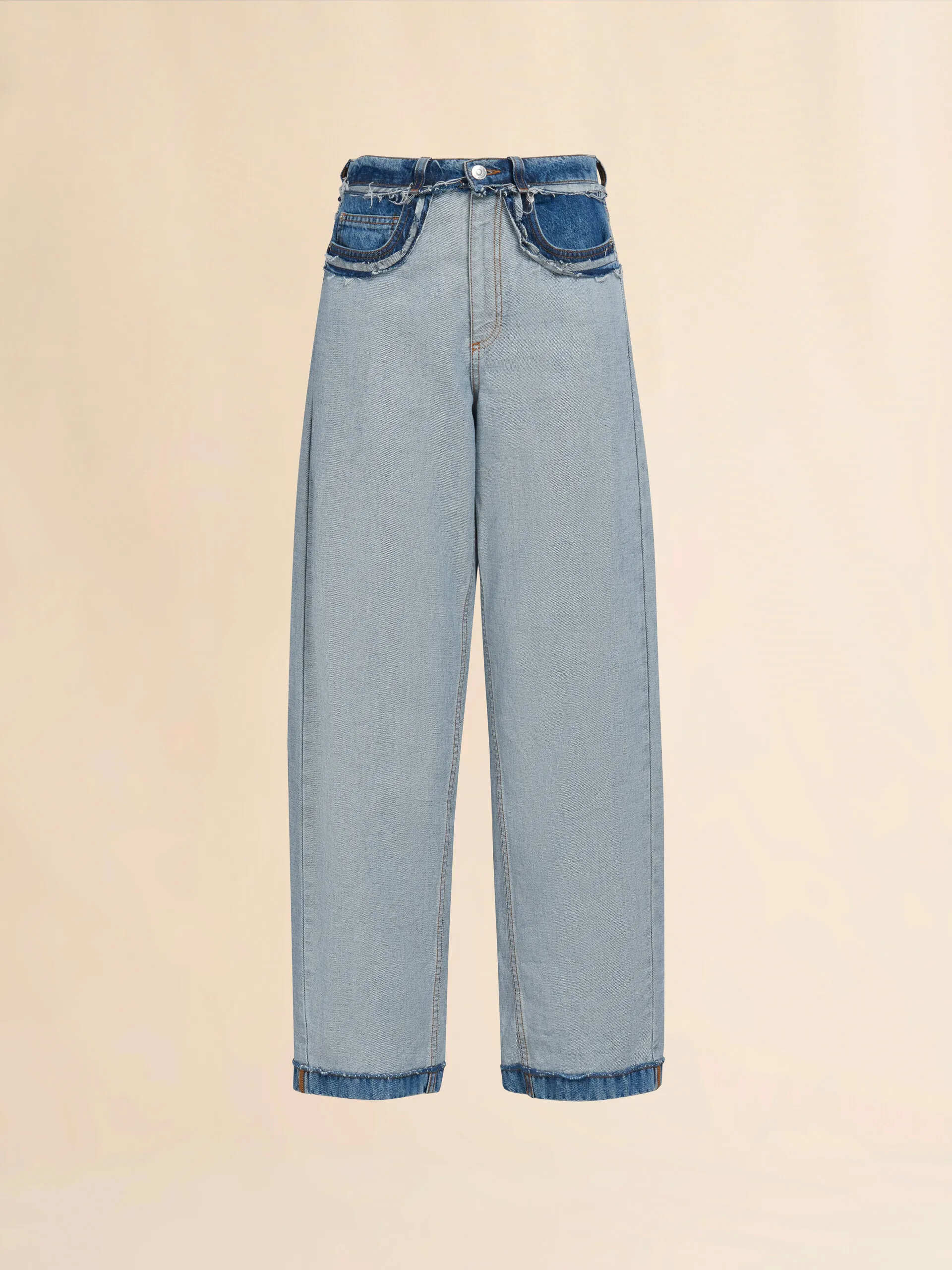 Jeans carrot in denim blu con cuciture interne a vista