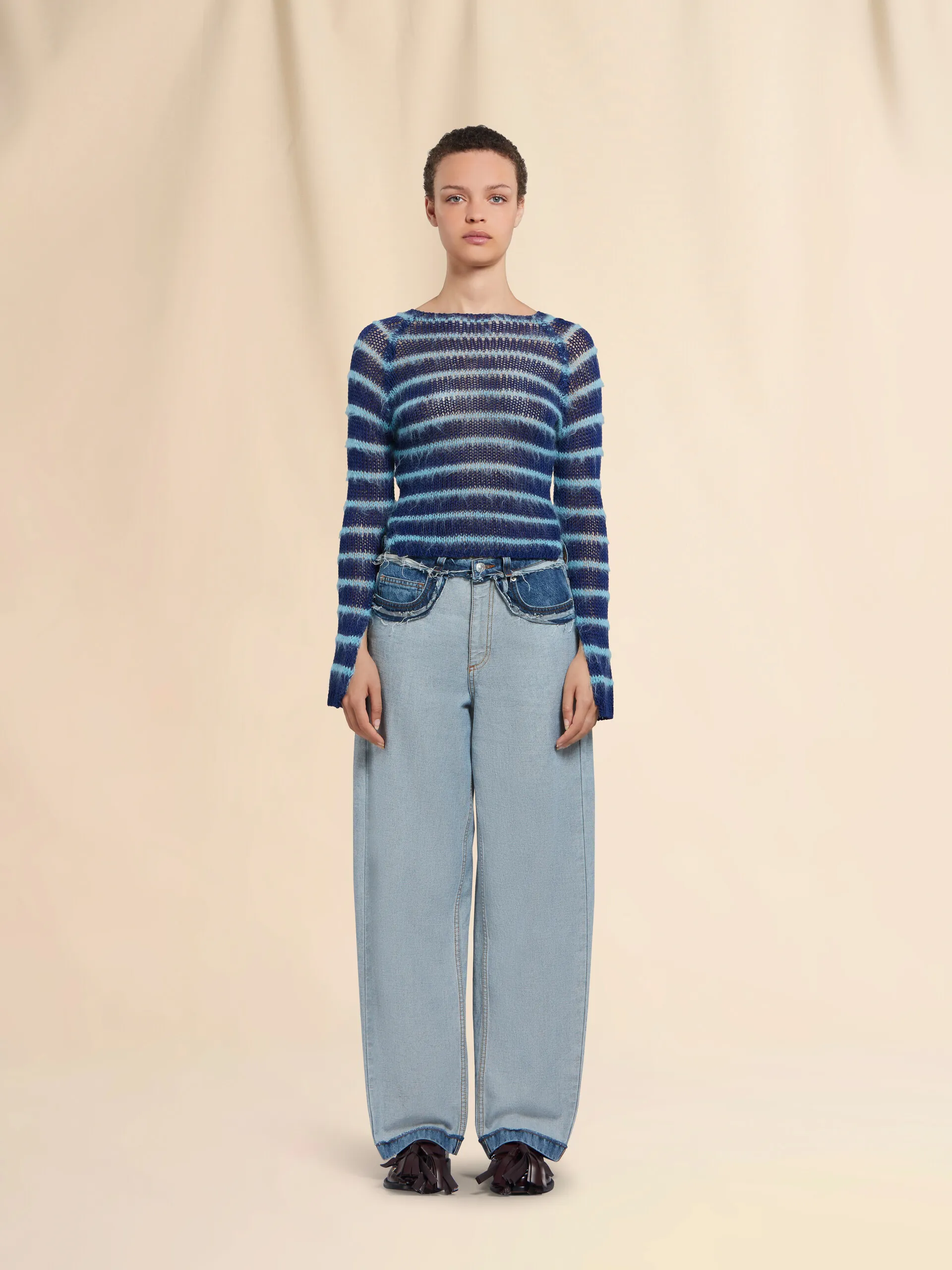 Jeans carrot in denim blu con cuciture interne a vista
