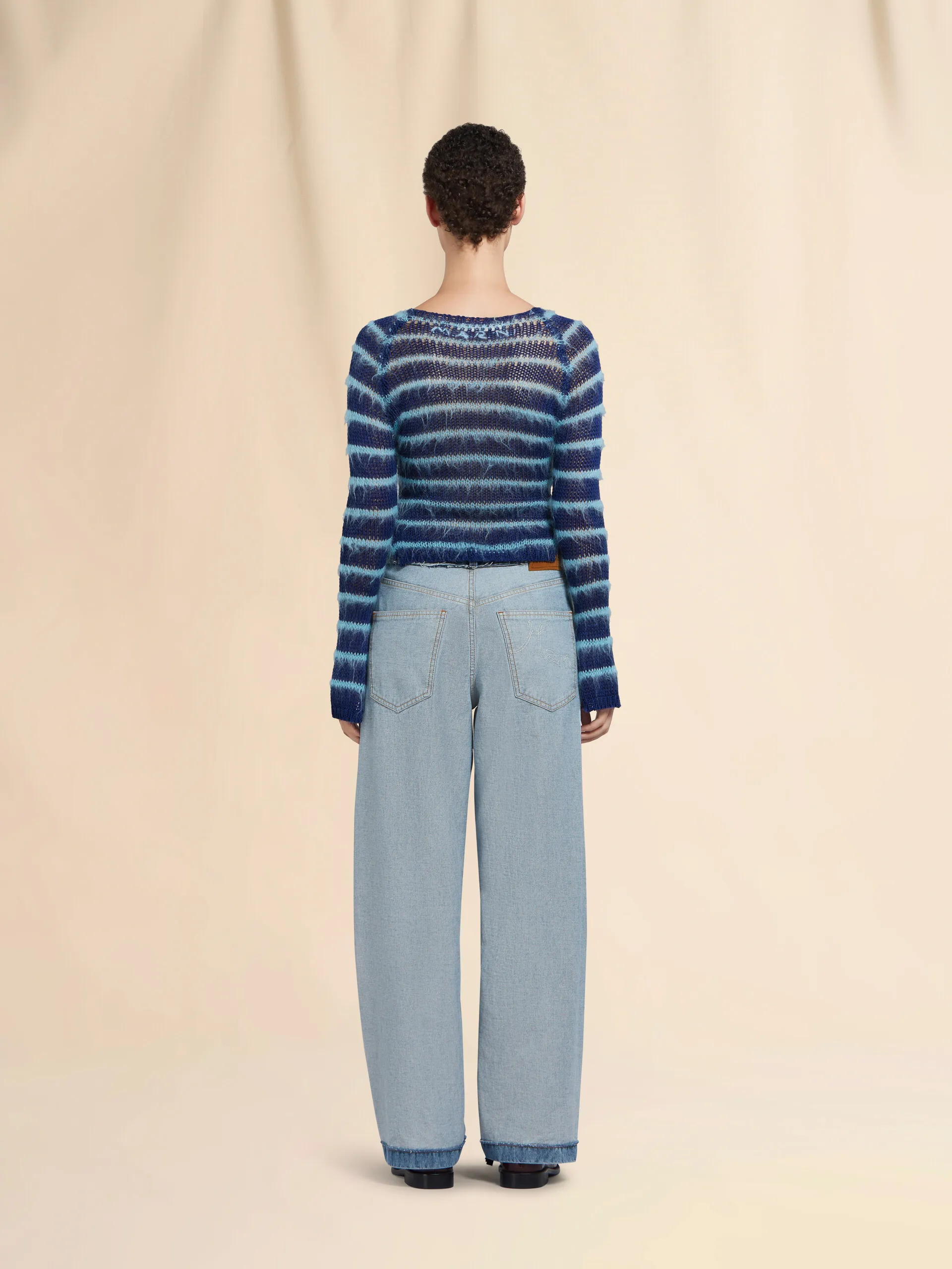 Jeans carrot in denim blu con cuciture interne a vista