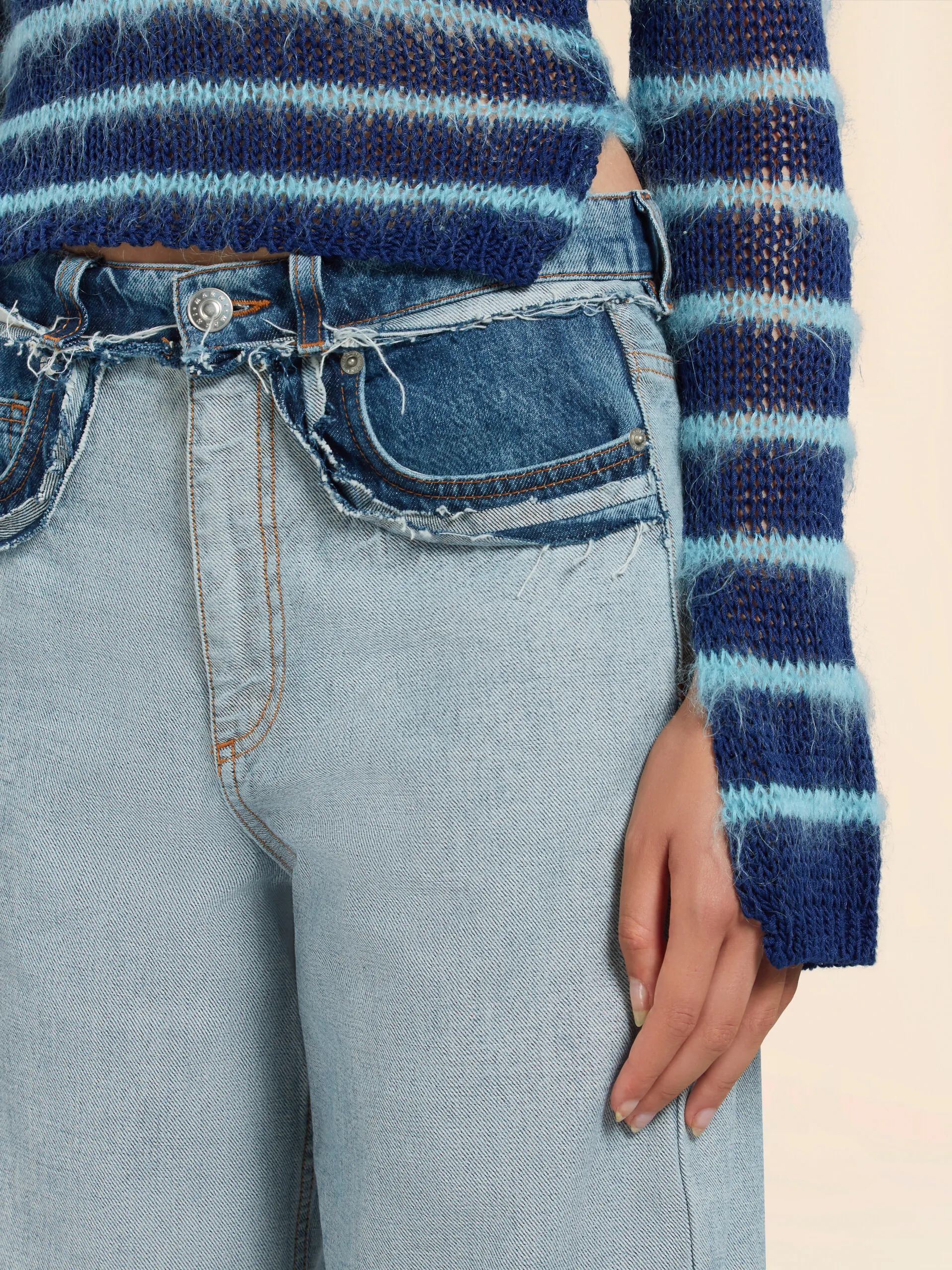 Jeans carrot in denim blu con cuciture interne a vista