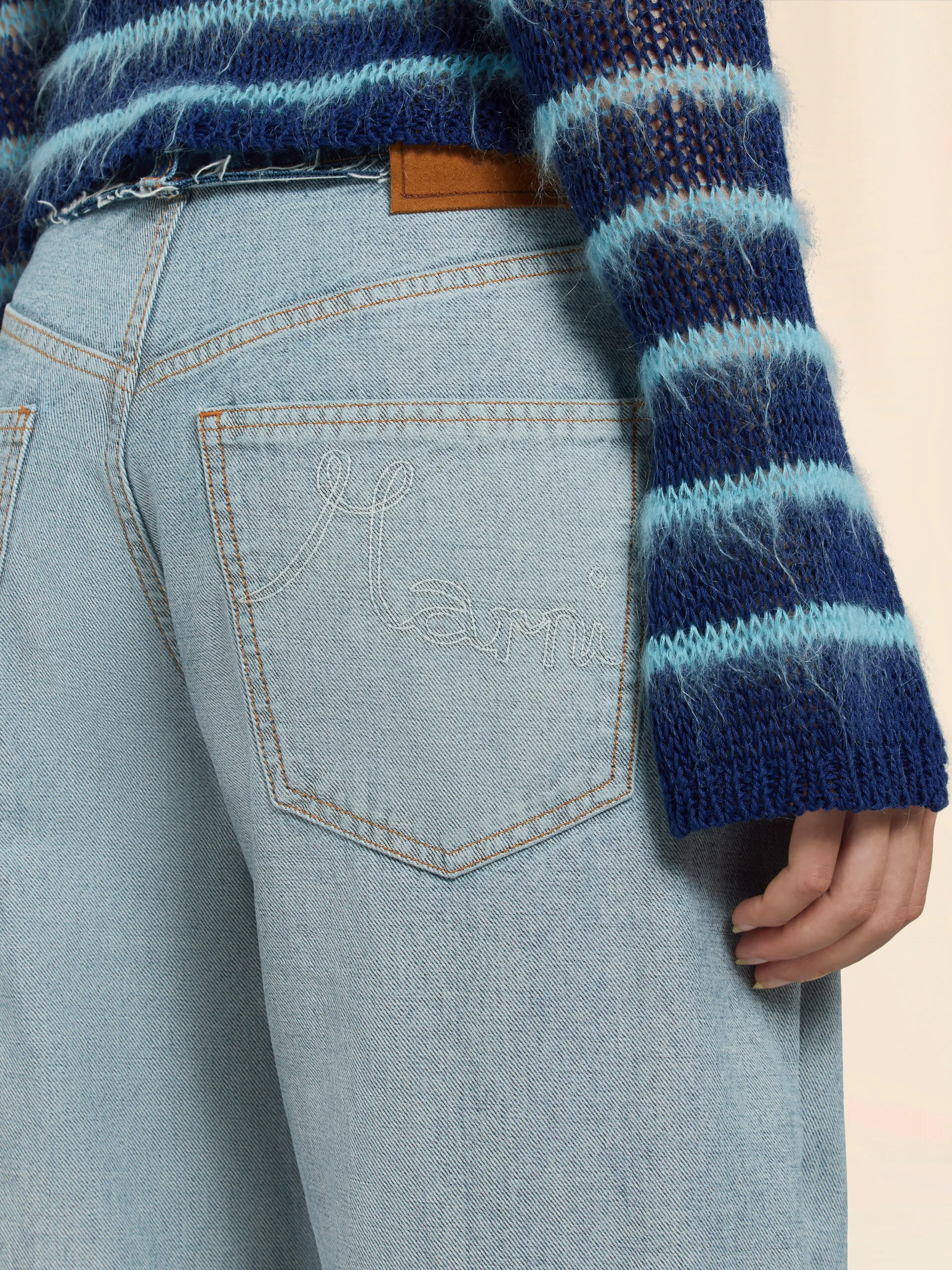 Jeans carrot in denim blu con cuciture interne a vista