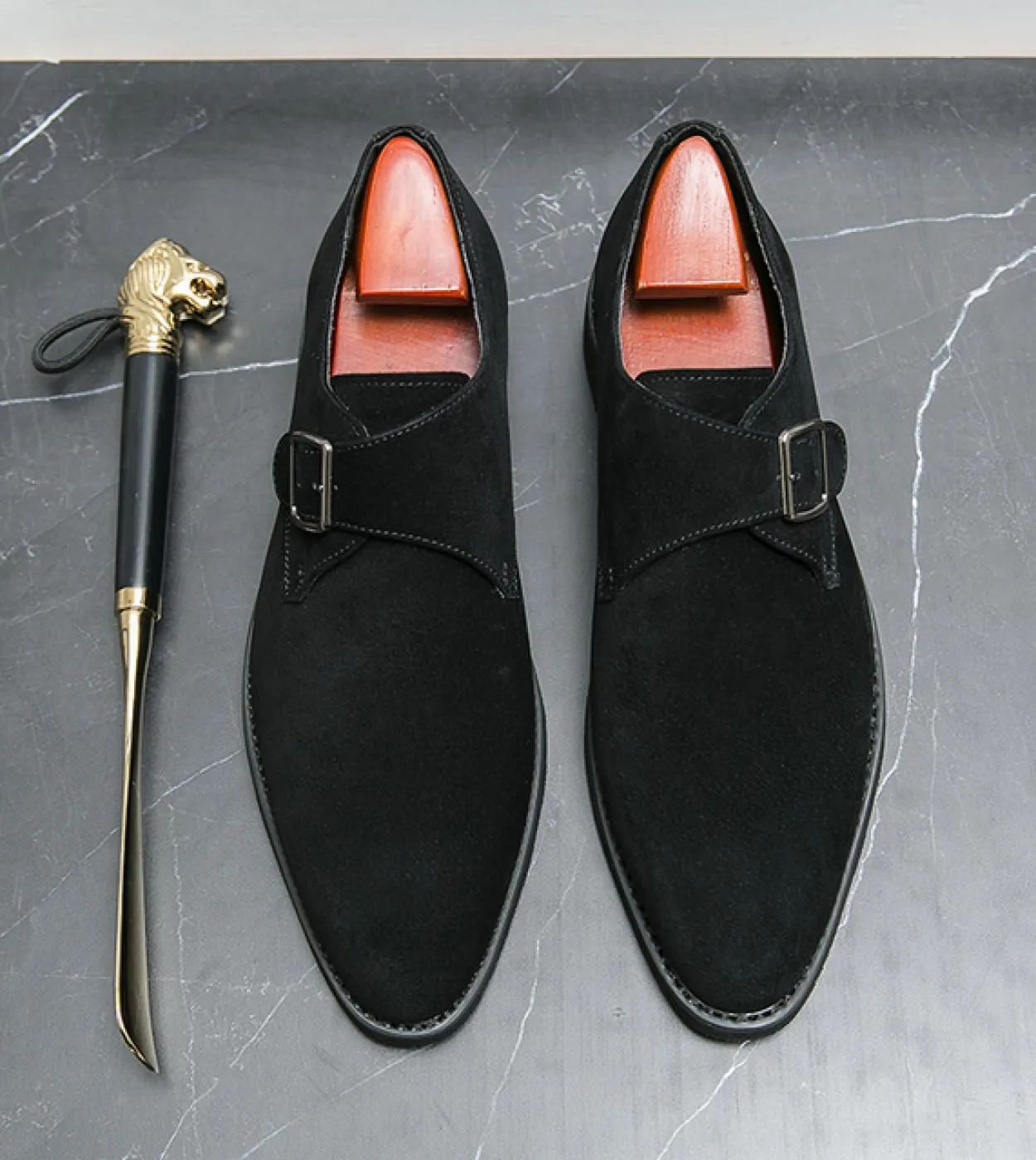 New In Black Flock Mocassini Uomo Fibbia Scarpe casual traspiranti Scarpe fatte a mano per uomo con spedizione gratuita Zapatos