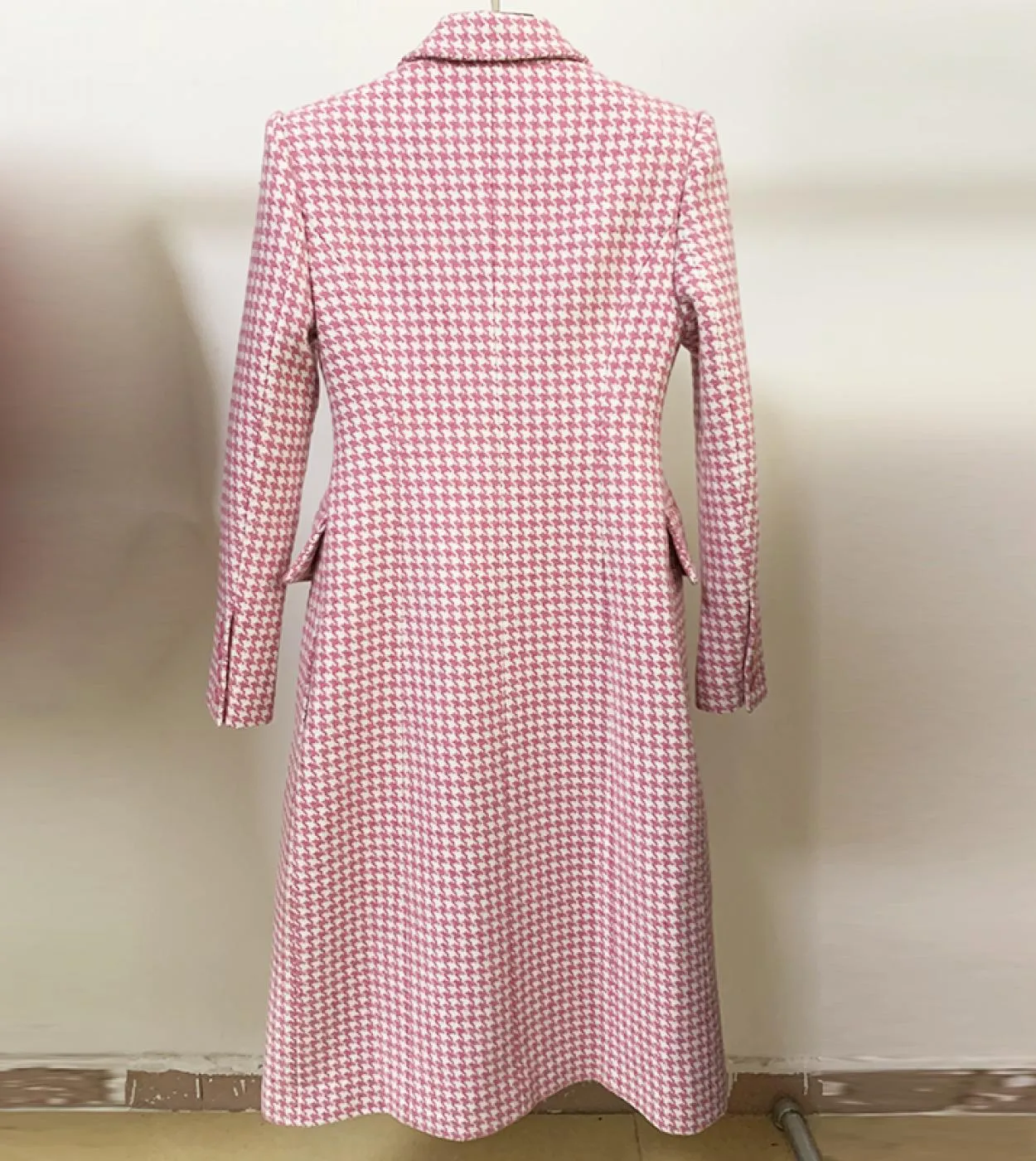 Soprabito da stilista invernale di alta qualità da donna aderente doppio petto in lana tweed pied de poule rosa lungo coa