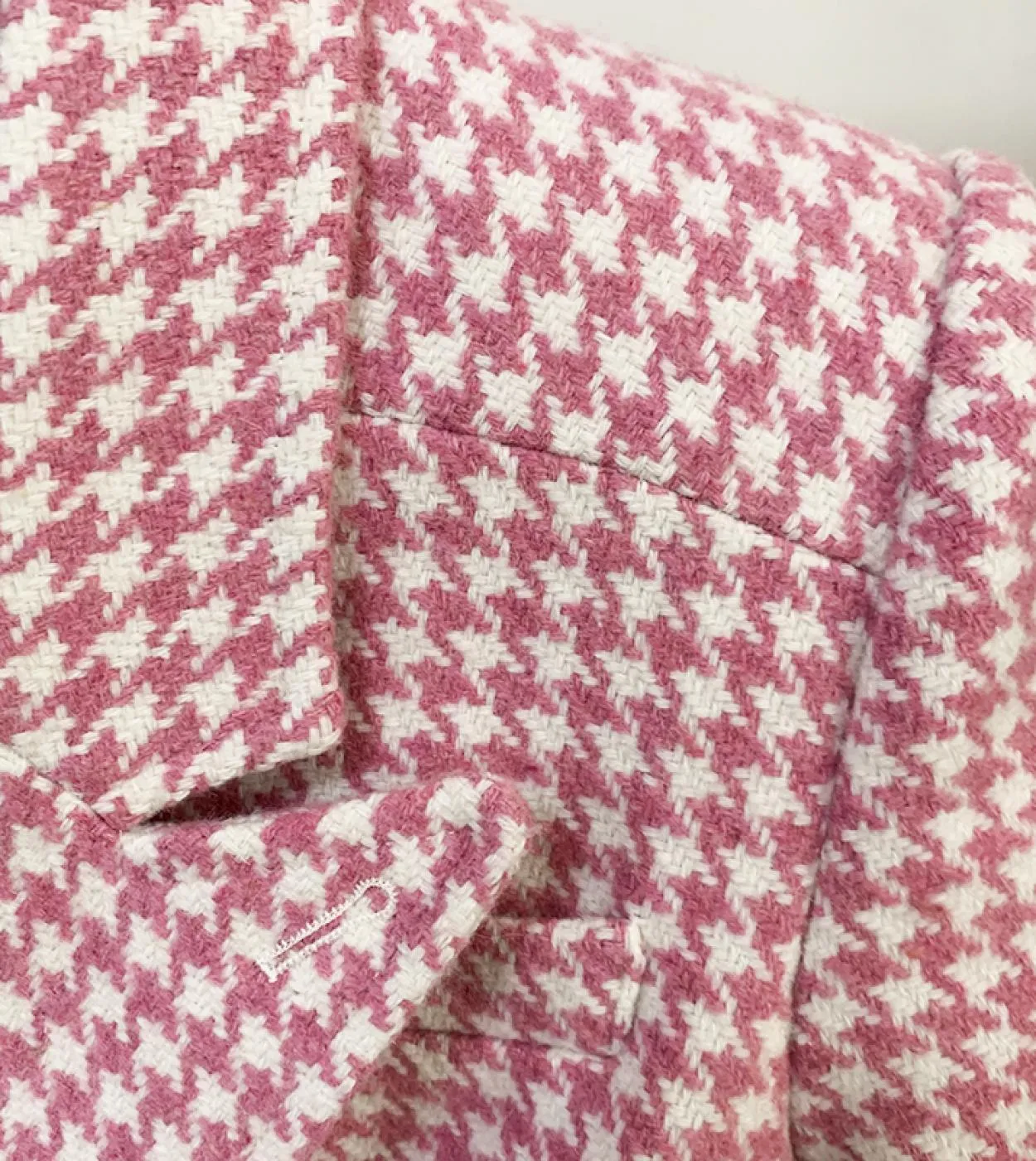 Soprabito da stilista invernale di alta qualità da donna aderente doppio petto in lana tweed pied de poule rosa lungo coa