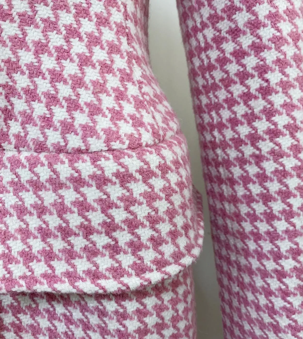 Soprabito da stilista invernale di alta qualità da donna aderente doppio petto in lana tweed pied de poule rosa lungo coa