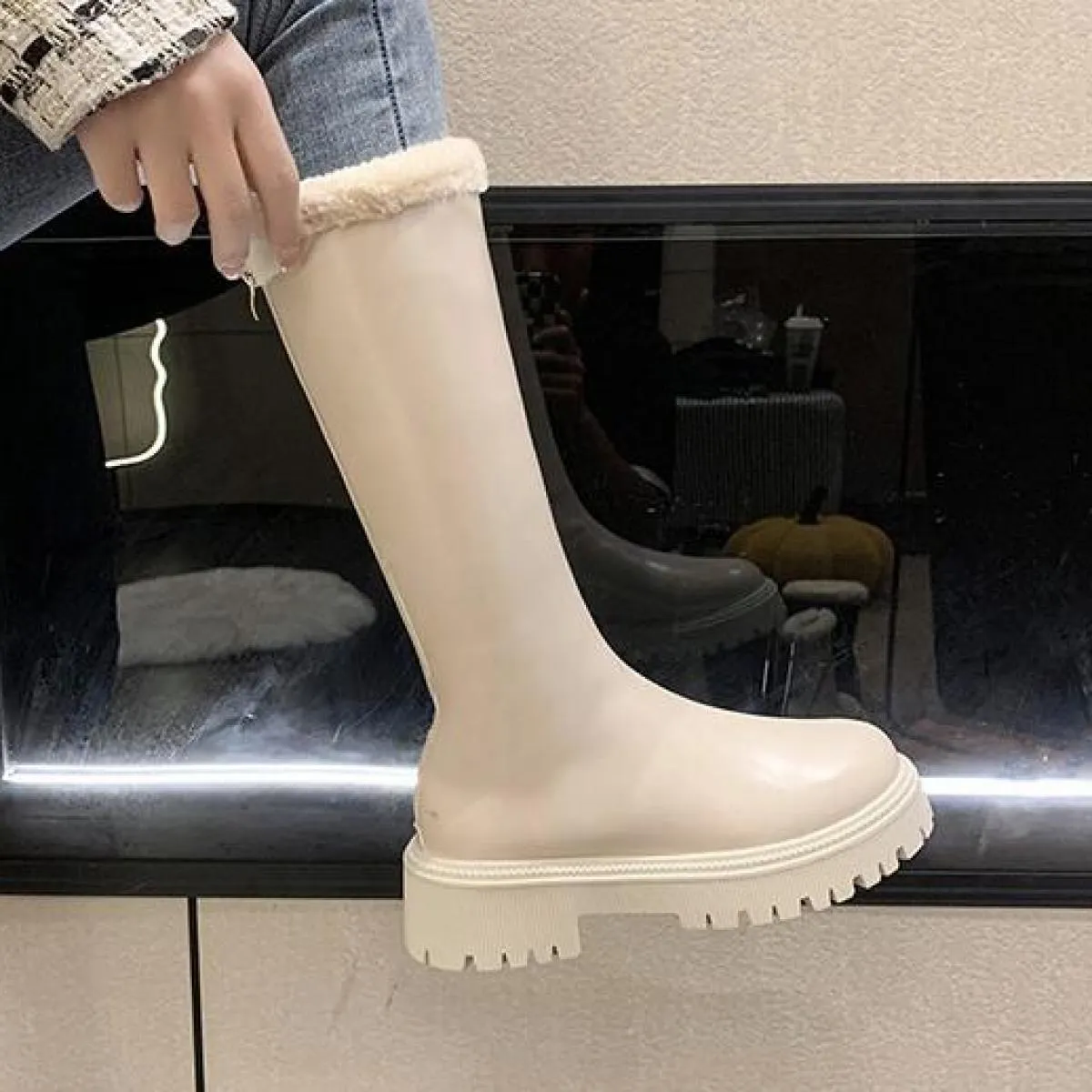 Stivali alti alla coscia caldi in peluche da donna 2023 Stivali invernali in velluto con punta tonda Suola spessa Stivali da nev