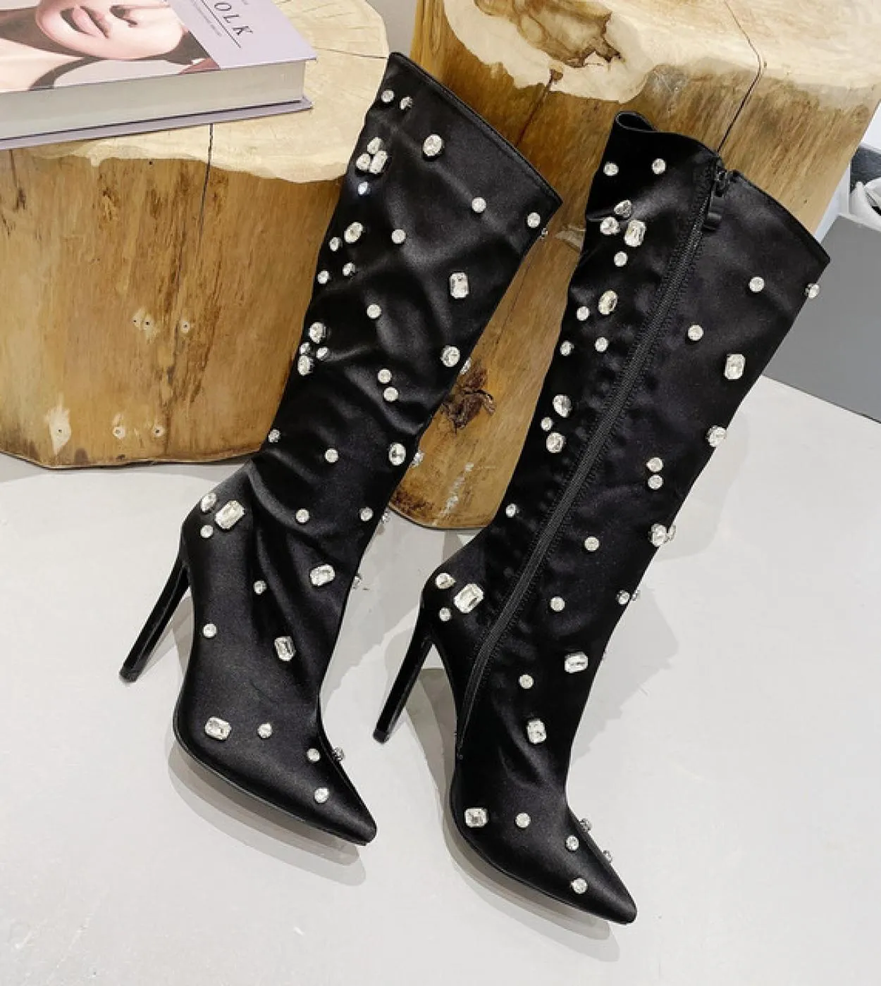 Stivali da donna con strass di lusso in stile sfilata Stivali con tacco alto in pelle verniciata moda Stivali alti al ginocchio