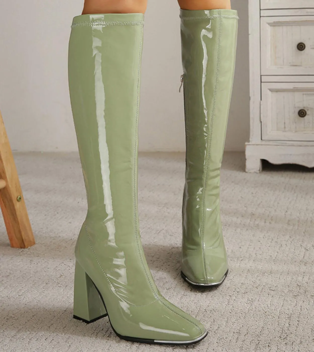 Stivali da moto da donna stile Kendall Stivali alti al ginocchio con punta quadrata alla moda Stivali con tacco alto in pelle ve